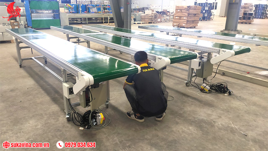 Regularly apply lubricating oil to keep the conveyor belt running smoothly