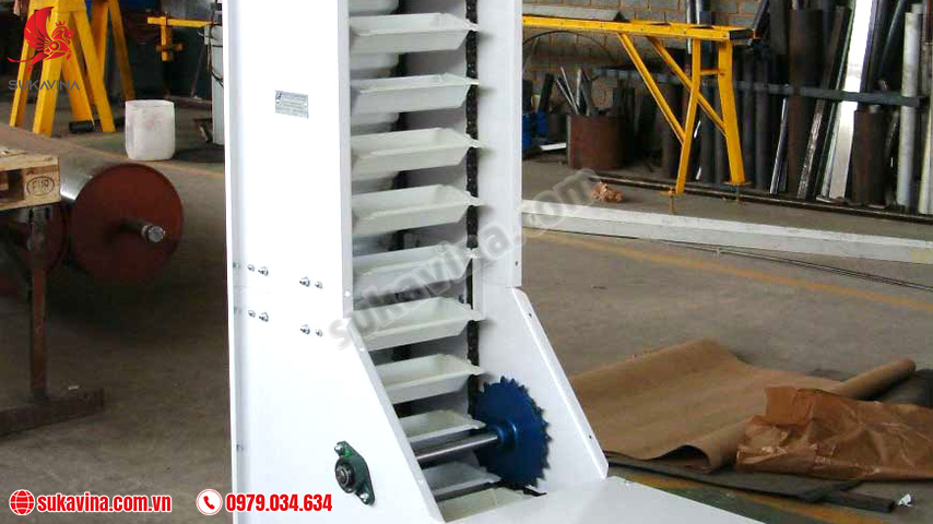 Bucket conveyors belt with chain